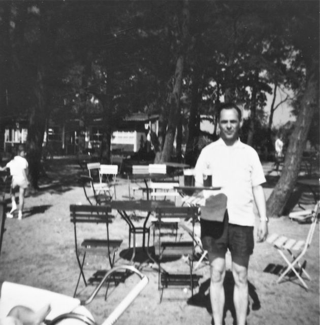 Geert hoopt met zijn nieuwe outfit als garçon te scoren bij de dames. Nog geen inslaand succes maar wie weet Geert.